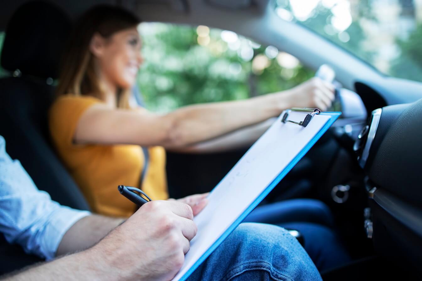 Devenir formateur moniteur auto-école : les compétences clés en 2023